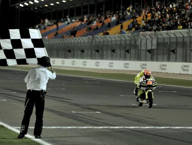 Nico Terol pasa primero por la meta del Gran Premio de Qatar de 125 cc.

Foto: Efe