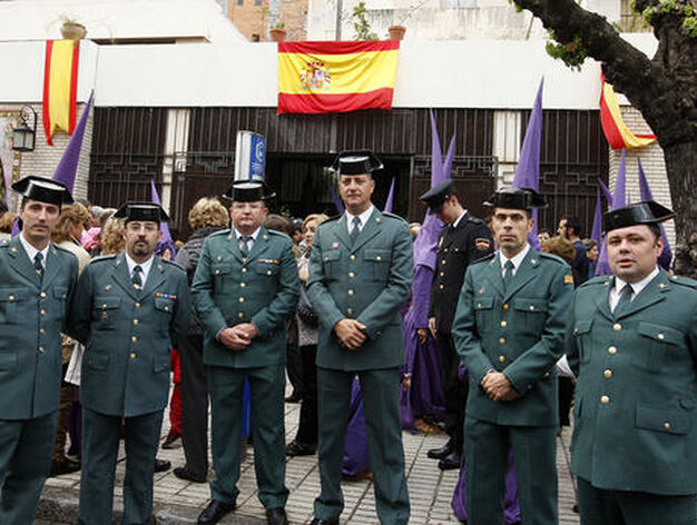 Los representantes de la Guardia Civil que iban a acompa&ntilde;ar a la Defensi&oacute;n posan ante la puerta principal del convento de los Padres Capuchinos en la calle Sevilla.

Foto: Juan Carlos Toro