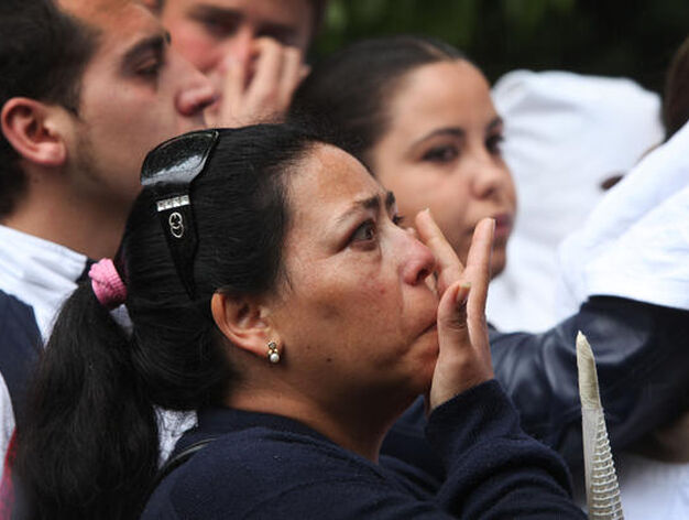 Una mujer llora ayer en las inmediaciones de la iglesia de San Benito.

Foto: Vanesa Lobo