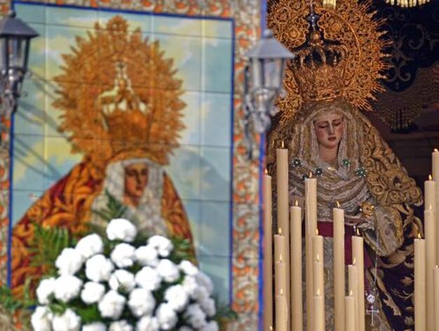 La Virgen de la Paz en su Mayor Aflicci&oacute;n parece reflejada en el azulejo que la recuerda a diario a los jerezanos en Los Desamparados.

Foto: Manuel Aranda