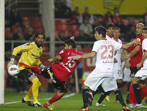 El Sevilla acumula tres victorias consecutivas tras vencer al Mallorca en casa (3-1). / Antonio Pizarro