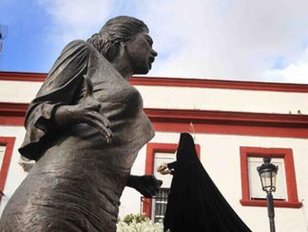 Frente a frente. Las andas de Amor y Sacrificio pasan ante el monumento a La Paquera de Jerez en la Cruz Vieja.

Foto: Vanesa Lobo