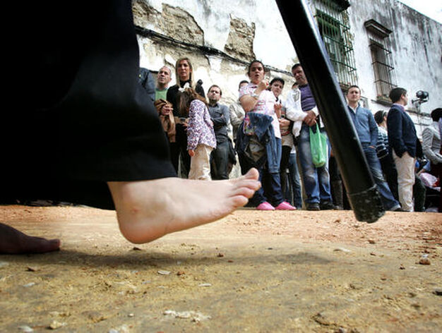 Desnudos. Los pies descalzos de un nazareno de Las Tres Ca&iacute;das por el casco antiguo.

Foto: Pascual