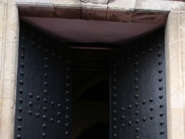 Puertas de la Iglesia en San Lorenzo con la Cruz de Gu&iacute;a en en el interior.

Foto: Juan Carlos Mu&ntilde;oz