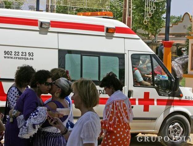 Una ambulancia de la Cruz Roja realiza un traslado en el recinto ferial.

Foto: Pascual