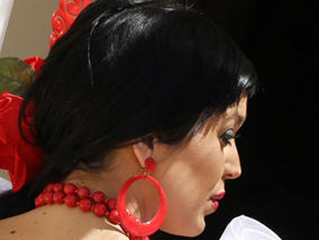 El volante del traje se entremezcla con el motivo floral del tatuaje en el cuerpo de la flamenca.

Foto: Miguel Angel Gonzalez