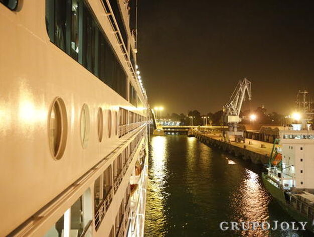 El crucero de lujo 'Azamara Journey' a su llegada a Sevilla el pasado mes de agosto.

Foto: M.G.