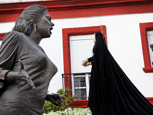 Singular imagen de Nuestra Se&ntilde;ora de Amor y Sacrificio en su pasar por la calle Sol junto a la estatua de La Paquera de Jerez.

Foto: Vanesa Lobo