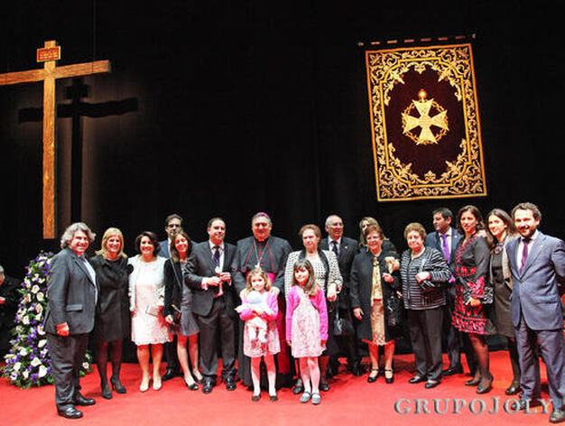 Foto del pregonero con sus familiares m&aacute;s cercanos junto al obispo y hermanos del Nazareno

Foto: Vanesa Lobo