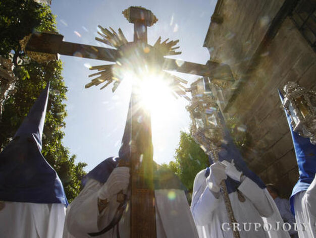 El sol de la tarde, que lleg&oacute; a pegar con inusitada fuerza, se dibuja en la imagen tras la cruz de gu&iacute;a de la Hermandad de la Borriquita.

Foto: Pascual