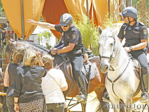 Agentes de la Polic&iacute;a Nacional a caballo atienden a tres mujeres, ayer en el Gonz&aacute;lez Hontoria. 

Foto: Pascual