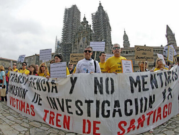 Protesta de algunos de los familiares en la plaza del Obradoiro.

Foto: EFE