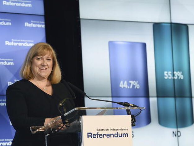 La responsable de la Comisi&oacute;n Electoral escocesa, Mary Pitcaithly, da a conocer los resultados de la votaci&oacute;n. 

Foto: EFE