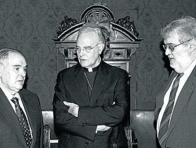 Con el ex presidente de Cajasur, Miguel Castillejo, y monse&ntilde;or Amigo, en 2002./ Efe