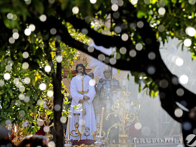 El misterio de Nuestro Padre Jes&uacute;s del Consuelo se vislumbra entre las ramas de los naranjos situados en torno a la fuente de Santiago.

Foto: Miguel Angel Gonzalez
