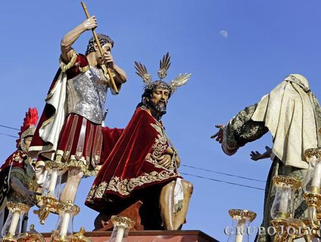 Cristo coronado mira hacia abajo con resignaci&oacute;n, tras la salida desde la iglesia de los Desamparados en un brillante cielo azul de Domingo de Ramos.

Foto: Manuel Aranda