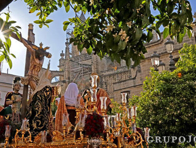 El Cristo del Amor pasa por la plaza de Santiago ayer por la tarde, mientras los naranjos muestran toda su carga de aromas y azahares.

Foto: Miguel Angel Gonzalez