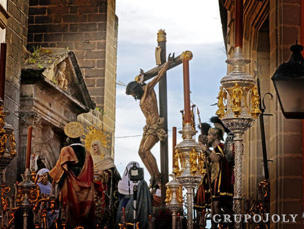 El misterio del Sant&iacute;simo Cristo del Amor encara los primeros metros de su estaci&oacute;n de penitencia.

Foto: Miguel Angel Gonzalez