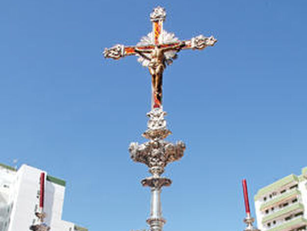 Un ac&oacute;lito porta la cruz parroquial de San Benito.

Foto: Vanesa Lobo