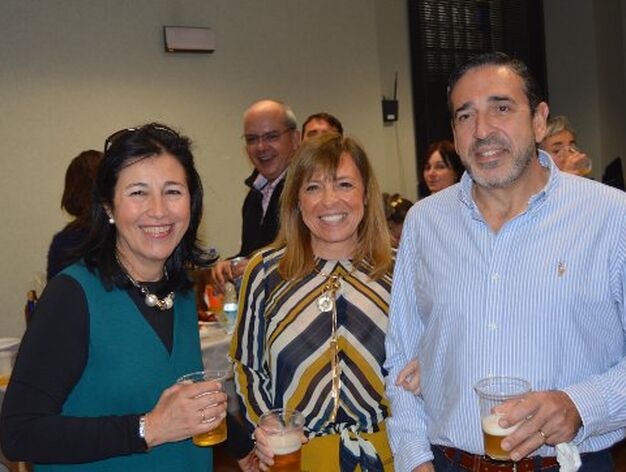 Tily Santiago, Maite Galv&aacute;n y Eusebio Rocha, disfrutando del festejo.

Foto: Ignacio Casas de Ciria