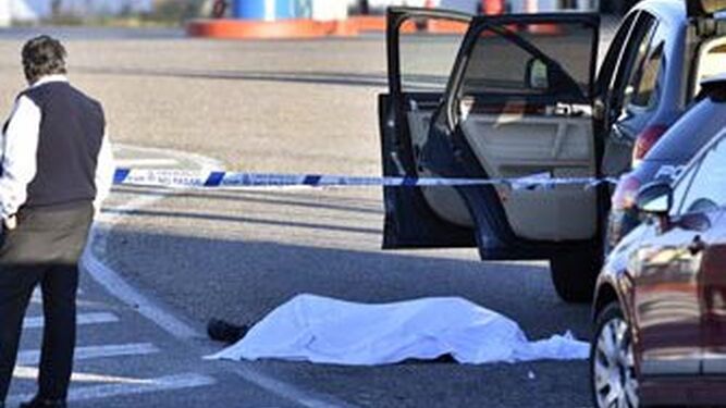 El cadáver del crimen de la gasolinera, tapado en el suelo.