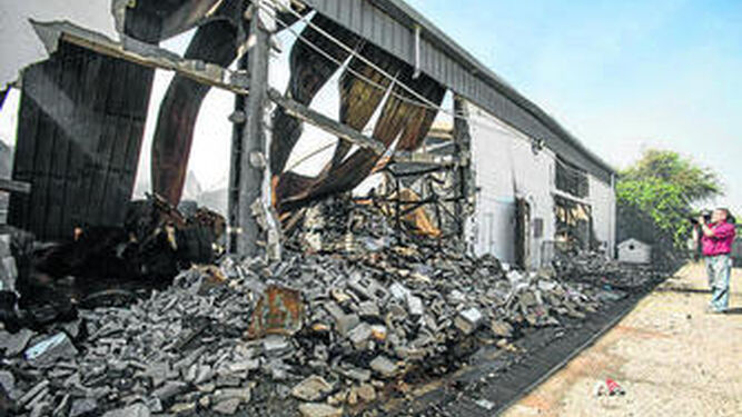 Las instalaciones de Ybarra en Dos Hermanas destruidas tras un incendio.