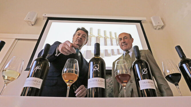 El presidente y el director del Consejo Regulador, ayer durante la presentación de la nueva imagen de la gama genérica de vinos de Jerez.
