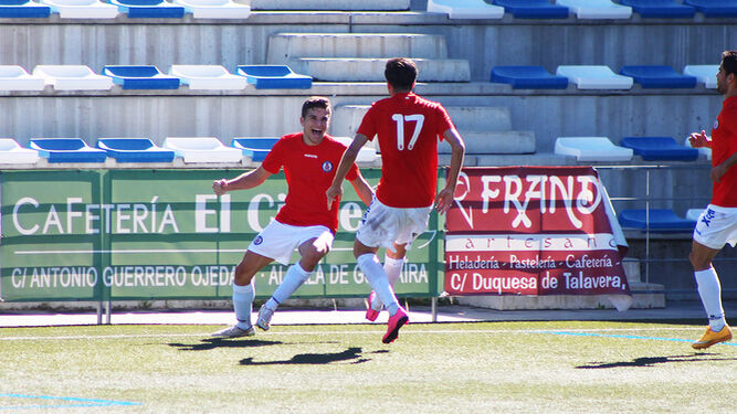 Goma y Barba acuden a felicitar a Jesús Muñoz tras marcar el segundo gol del Xerez Deportivo FC en el Ciudad de Alcalá ante el Estrella San Agustín.
