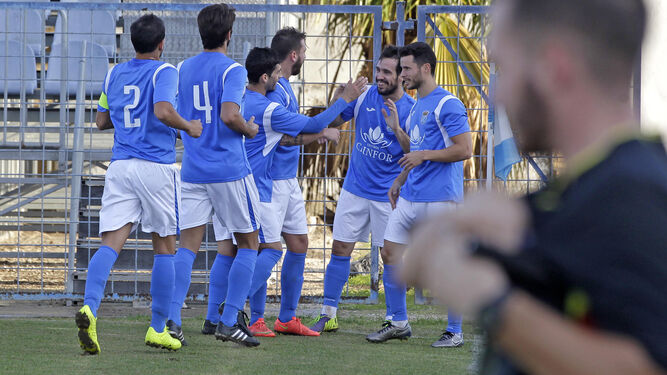 Los futbolistas del Xerez CD celebran uno de los tres goles marcados al Estrella San Agustín en La Juventud.