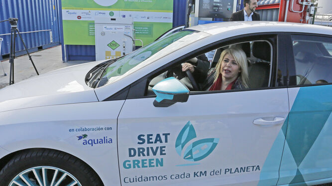 La alcaldesa, montada en un coche que se mueve con gas comprimido generado de aguas residuales.