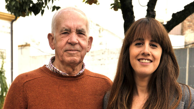 Juan García y su hija Pilar, autora del estudio, en El Bosque.