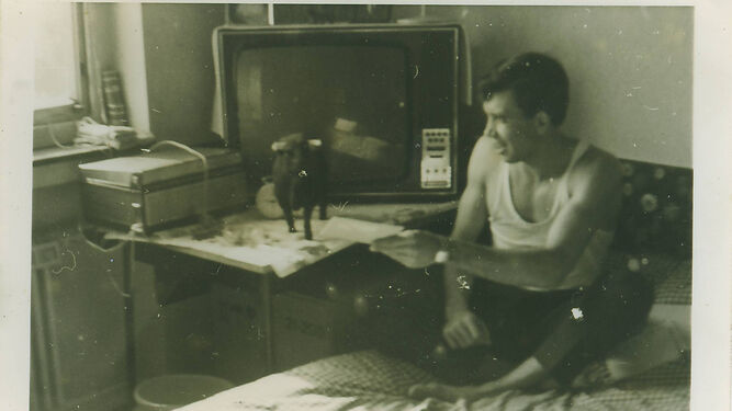 Juan García, en la habitación de la residencia en la que vivió en Alemania.