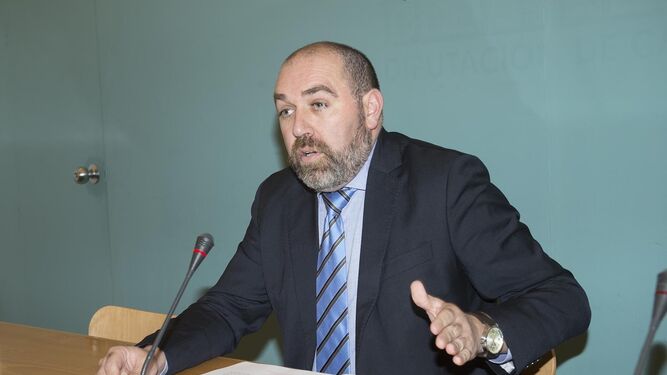 El diputado del área de Servicios Económicos, Jesús Solís, presenta los presupuestos a los medios.