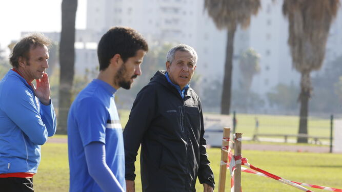 Juan Antonio, junto a Pedro Herrera, espera que sus jugadores recuperen el pulso a Chapín.