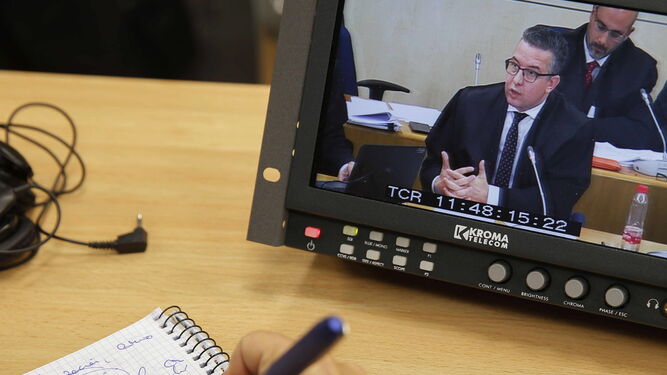 Imagen del abogado de Bankia, Joaquín Bunkhalter, en unmonitor mientras expone sus conclusiones.