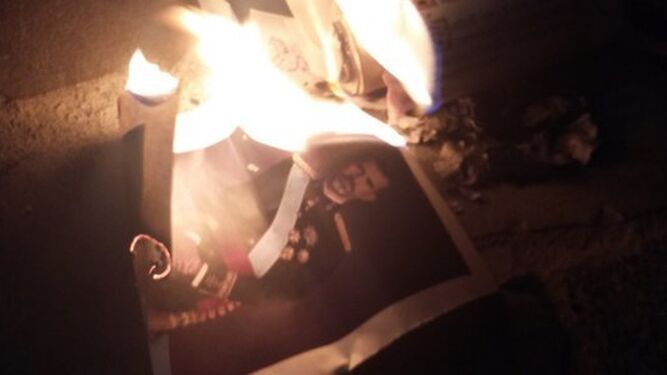 Varios participantes de la Diada quemaron fotos del Rey.