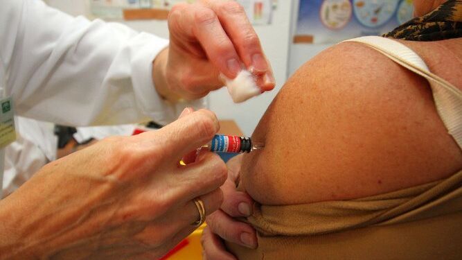 Una mujer se vacuna durante la campaña del año pasado.