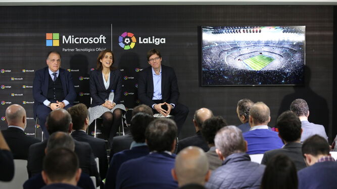 Javier Tebas, presidente de LaLiga; Pilar López, presidenta de Microsoft Ibérica; y Sebastián Lancestremere, director general de Microsoft Sports, durante la presentación del acuerdo.