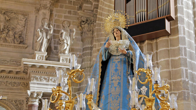 La Virgen del Perpetuo Socorro, tras ser restaurada, en el altar mayor de la Catedral de Jerez
