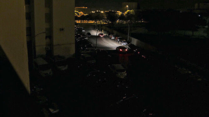 Vista de una zona de La Granja durante un apagón del jueves, con sólo la luz de los coches.