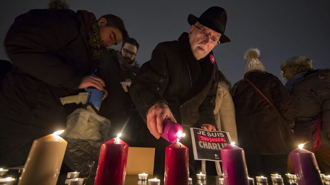 Velas encendidas recuerdan a las víctimas del ataque al 'Charlie Hebdo'.
