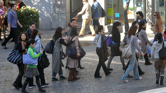 Turistas asiáticos paseando por el centro de Jerez.