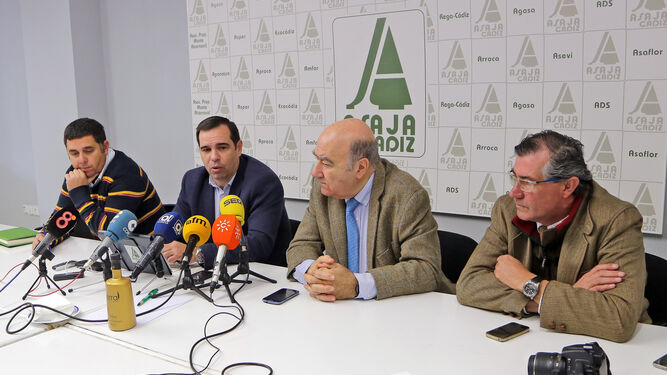 El presidente de Asaja-Cádiz, ayer junto a miembros de la ejecutiva de la asociación agraria en el balance del año.