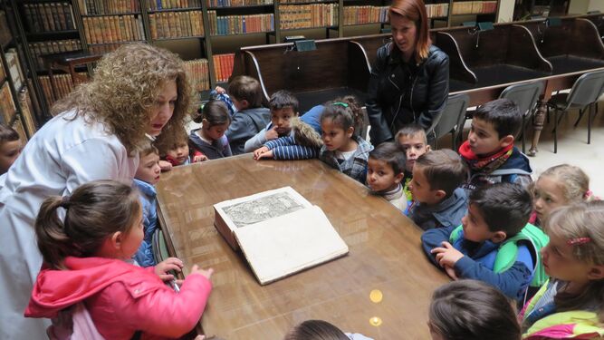 Visita de niños de un colegio jerezano a la Biblioteca Central el pasado año.