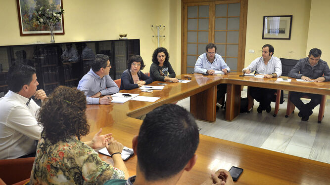 Imagen de una reunión de la delegada Carmen Collado con los alcaldes de las ELA.