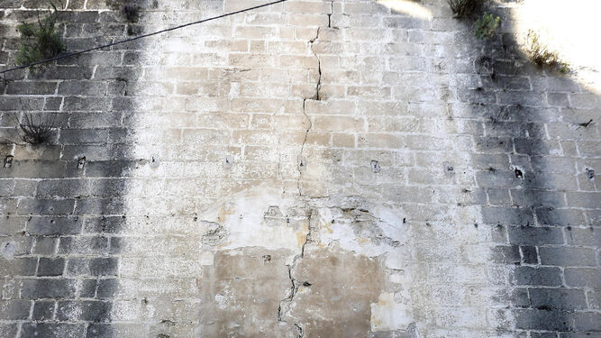 Imagen de la grieta que recorre uno de los muros de San Dionisio ayer.