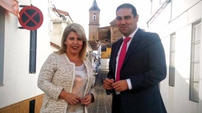 Sánchez con el alcalde de Jabugo, durante las jornadas de Turismo Gastronómico celebradas en noviembre.