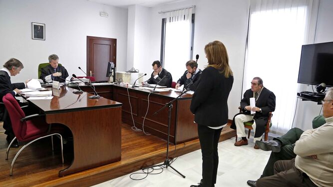 La ex alcaldesa de Arcos, Josefa Caro, declarando ante el juez el pasado 9 de noviembre, en Jerez.