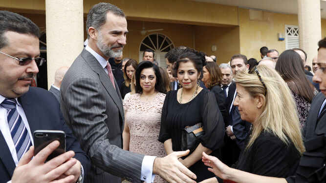 El Rey saluda a varios españoles en la residencia del Embajador español en Arabia Saudí.