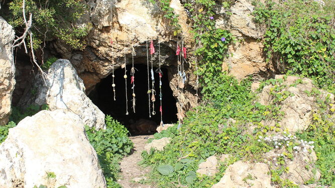 Aspecto de la entrada de una de las cuevas existentes en el entorno.